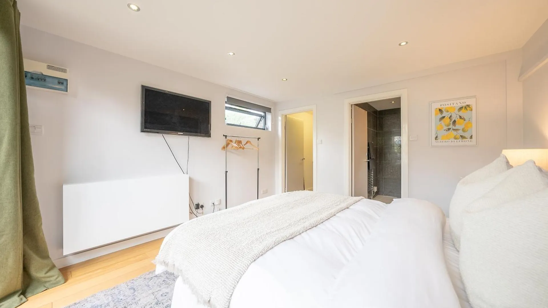 Modern Garden Flat With Private Entrance Apartment GLOUCESTERSHIRE