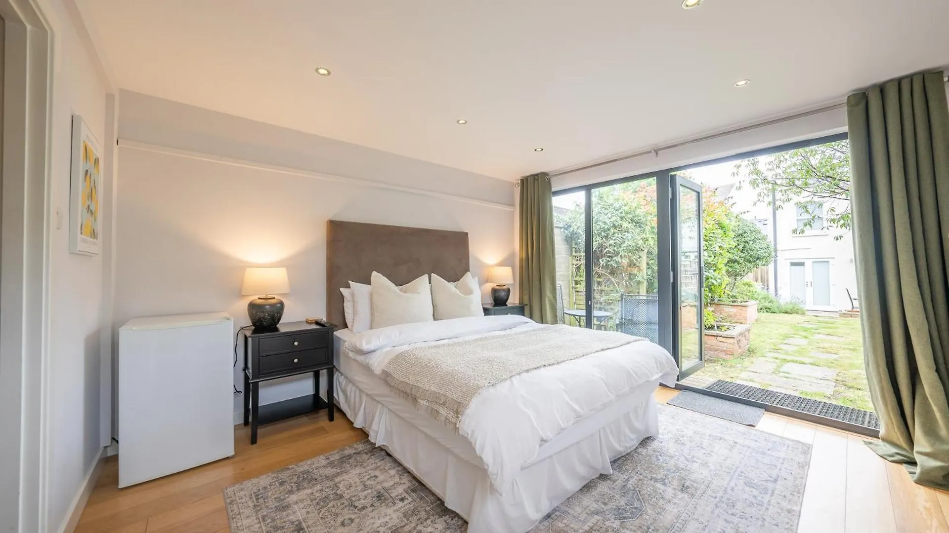 Modern Garden Flat With Private Entrance Apartment GLOUCESTERSHIRE United Kingdom