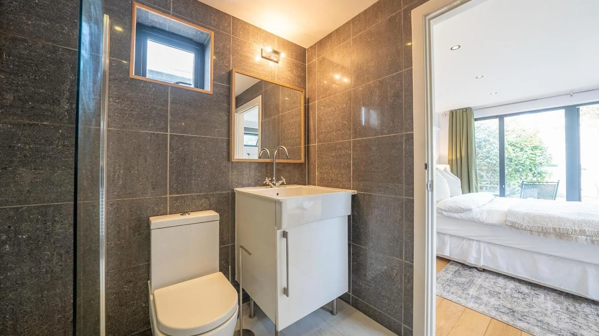 Modern Garden Flat With Private Entrance Apartment GLOUCESTERSHIRE 0*,