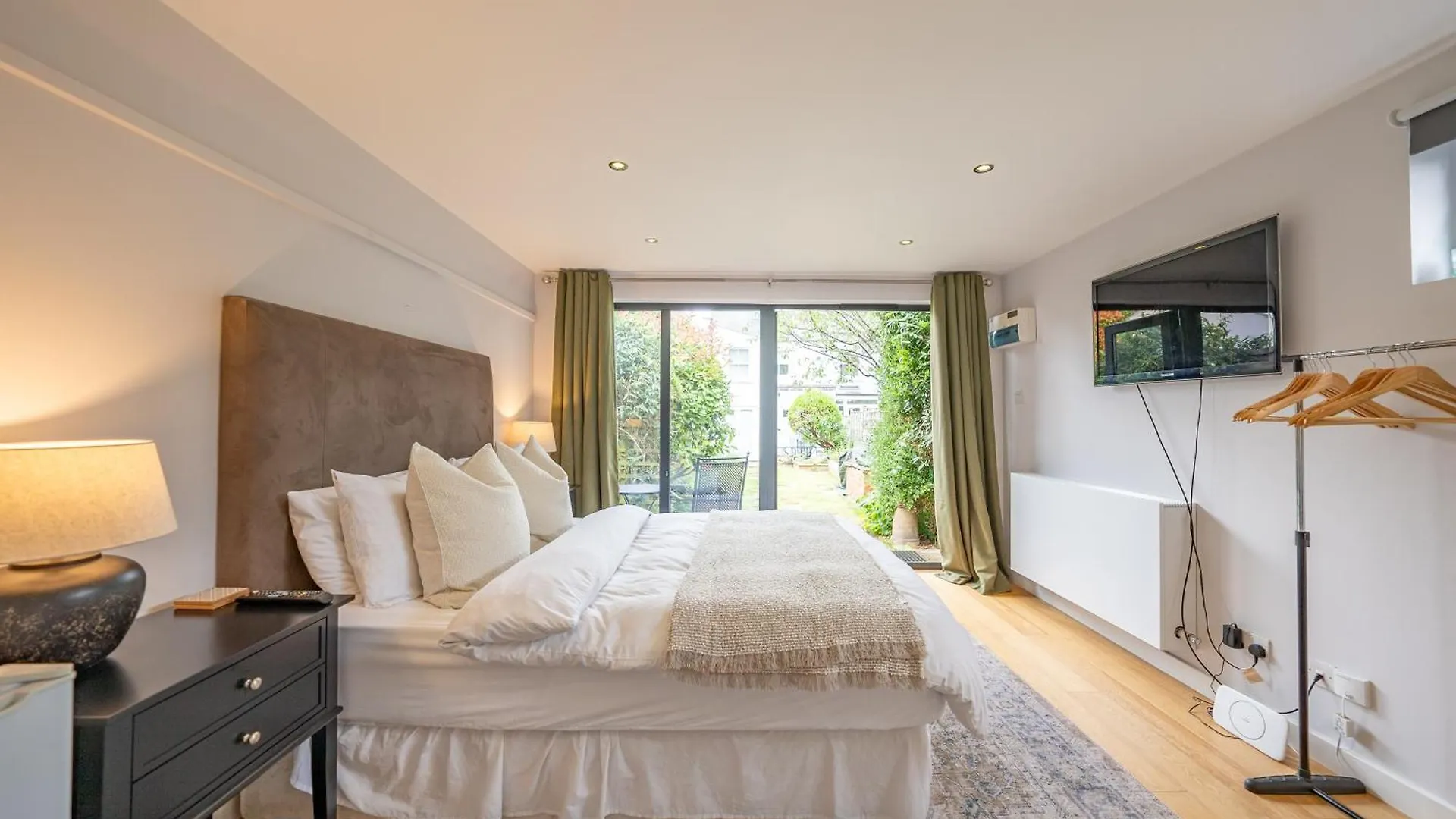 Modern Garden Flat With Private Entrance Apartment GLOUCESTERSHIRE