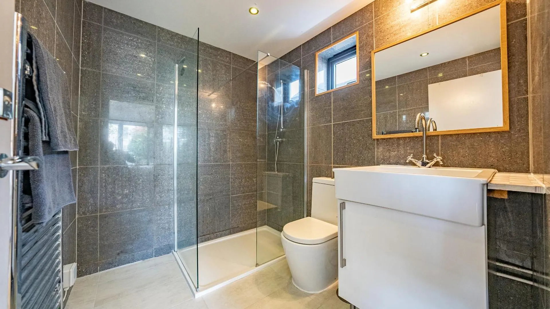 Modern Garden Flat With Private Entrance Apartment GLOUCESTERSHIRE
